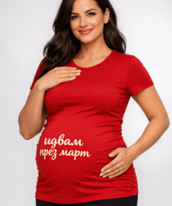 Тениска за бременни „Идвам през март“ – червена
